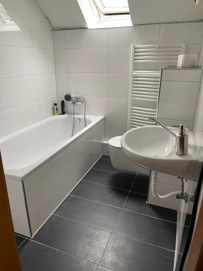 Apartment Gross 4 Zimmer 8 Einzelbetten Stellplatz Wifi Essen Luaran gambar